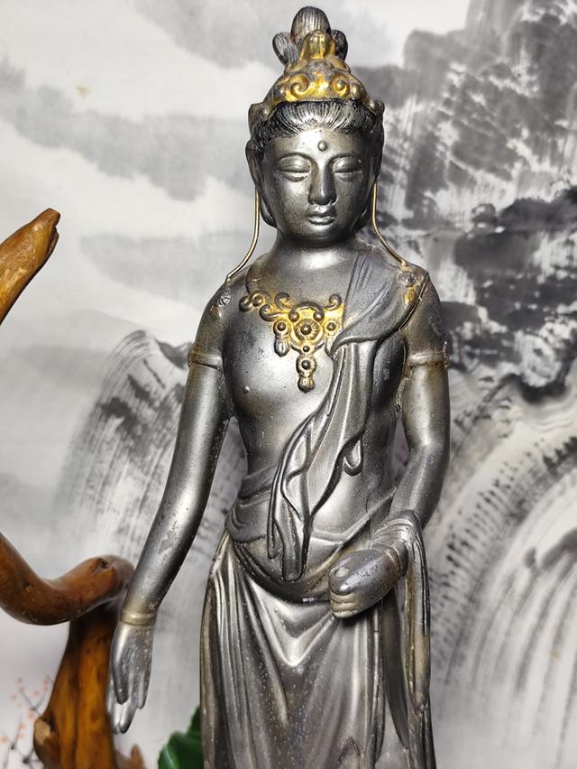 รูปพระโพธิสัตว์กวนอิมประทับยืนที่มือซ้ายถือดอกไม้ (ดอกไม้หาย)วัสดุโหะชุบ สวยสมบูรณ์ มีในงานประมูลRcb รูปย่อยที่ 2