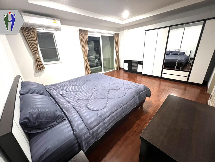 ให้เช่า เดอะ กรีน ลีฟวิ่ง คอนโด 10,000 บาท •	ขนาด 50 ตารางเมตร •	1ห้องนอน 1ห้องน้ำ ห้องนั่งเล่น •	โซฟา, ทีวี,เครื่องปรับอากาศ •	ระเบียง •	สระว่ายน้ำแล 13