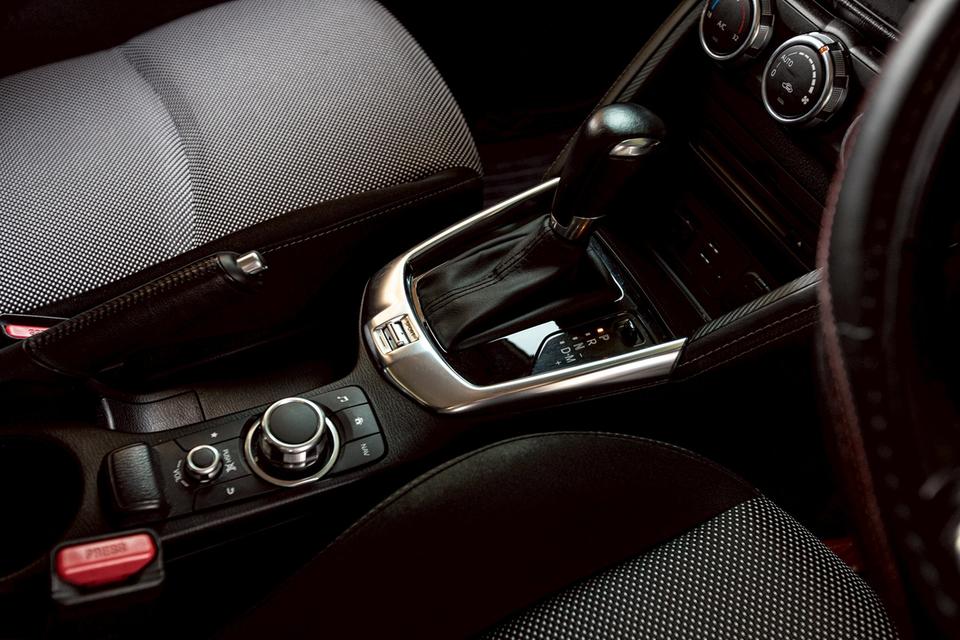 Mazda2 1.3 HighConnect Sport ปี 2017 สีน้ำตาล มือเดียวป้ายแดง 17