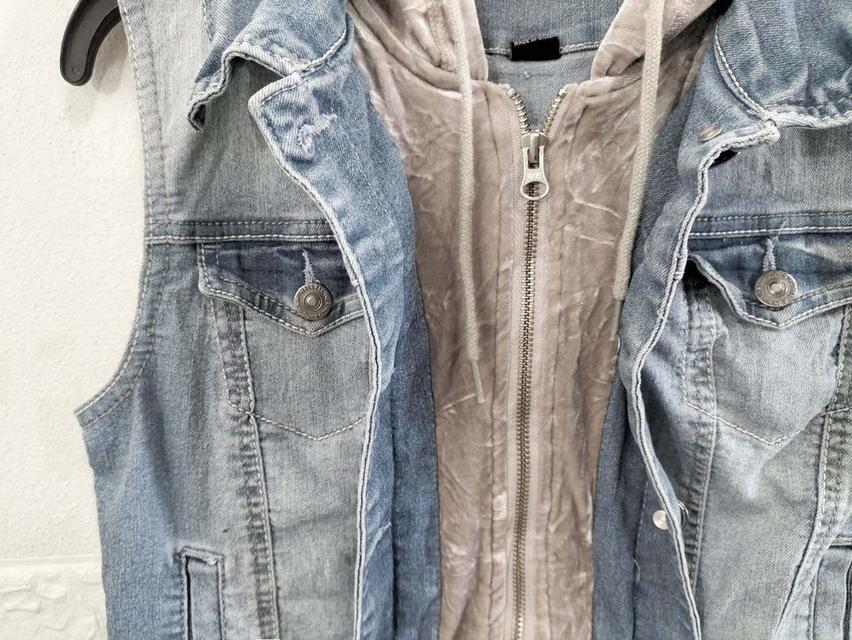 กั๊กยีนส์ หมวกกำมะหยี่และกลางเสื้อ เป็นซิป กระดุมได้ น่ารักมาก งานไม่ซ้ำใคร มีกระเป๋าอก+ข้าง ผ้านุ่มใส่สบาย พร้อมส่ง ไม่ต้องรอ 3