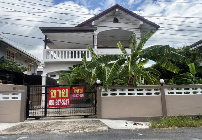 ขายและให้เช่าบ้านเดี่ยว หมู่บ้านเมืองเพชรวิลเลจ ซอยทุ่งมังกร 12 เนื้อที่ 67 ตร.ว. 2 ชั้น 3 นอน 2 น้ำ 1