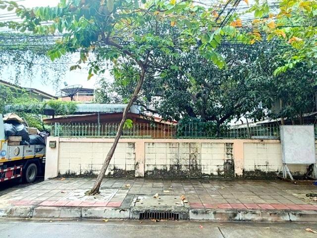 เซ็นทรัล สีลม 1.4 กม.BTS เซนต์หลุยส์ 750 ม.ให้เช่าบ้านเดียว 2 ชั้น รร.นานาชาติเซนต์แอนดรูส์ สาทร 2.0 กม.แหล่งชุมชน ซ.นรา 1