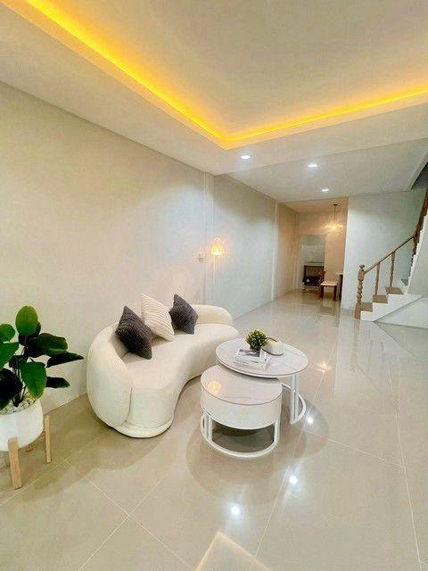 ขายทาวน์เฮ้าส์ 2 ชั้น หมู่บ้าน ฉัตรแก้ว ซอยแฮปปี้แลนด์ 1 ใกล้รถไฟฟ้าสายสีเหลืองสถานีบางกะปิ ตลาดสดบางกะปิ เดอะมอลล์บางกะปิ