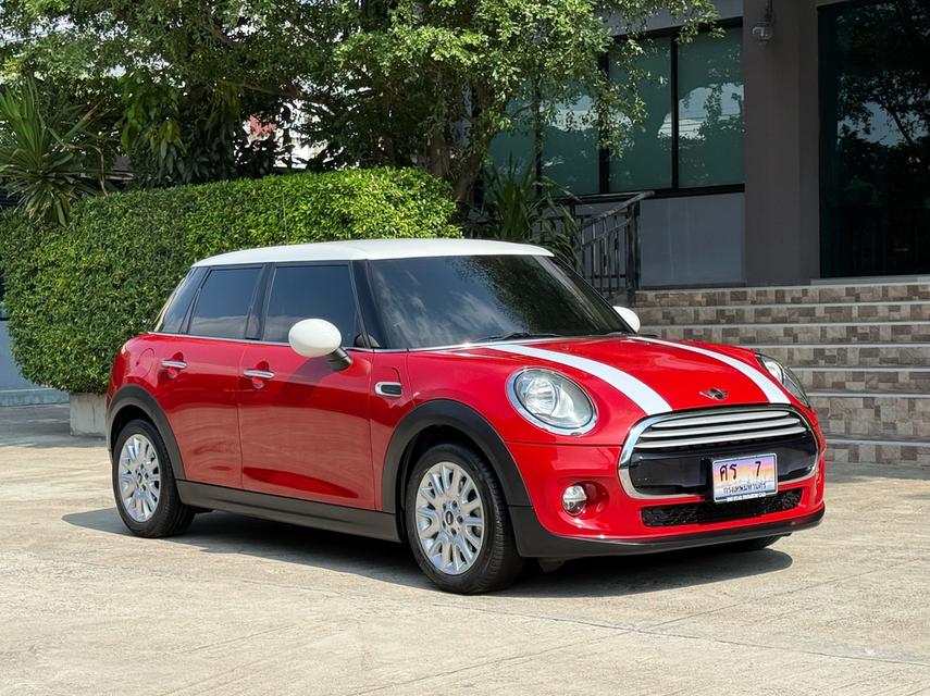 2016 MINI COOPER 5 DOOR HATCH  รถมือเดียวป้ายแดง รถวิ่งน้อยเพียง 50,000 กม รถเข้าศูนย์ทุกระยะ รถไม่เคยมีอุบัติเหตุครับ