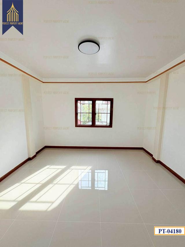 ทาวน์เฮาส์พร้อมจิตรห้องหัวมุมใกล้มอเตอร์เวย์ 13