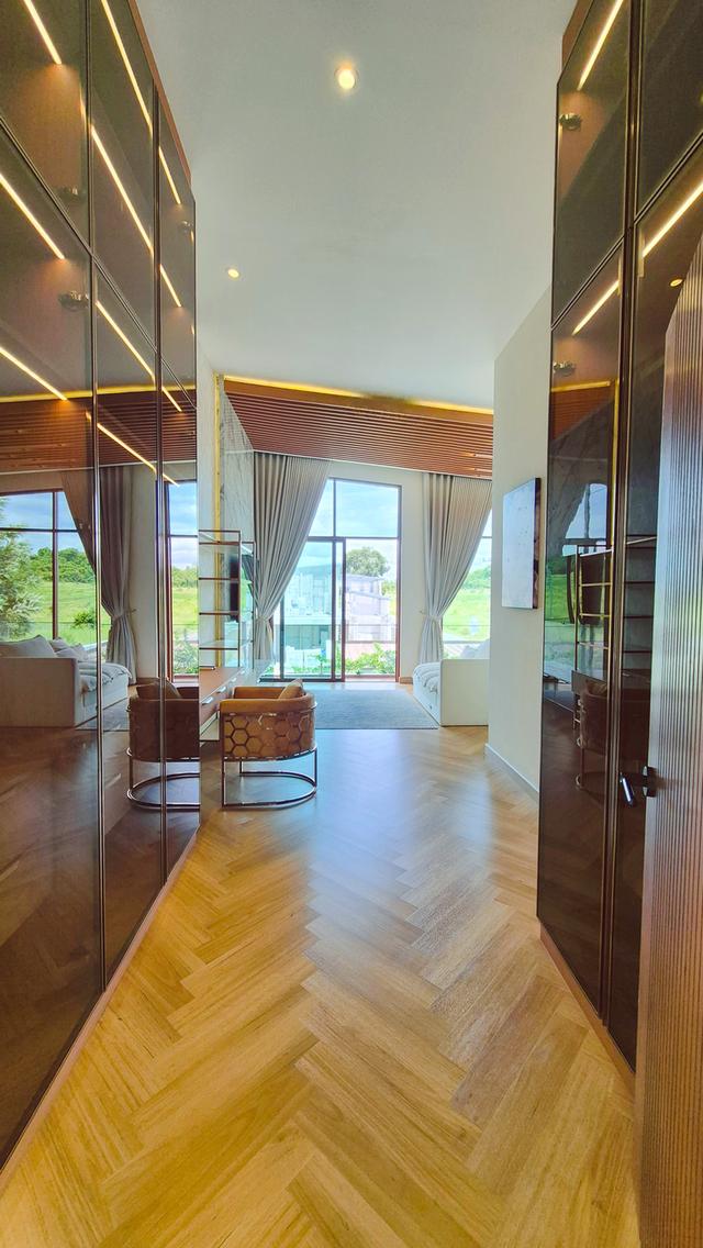 Luxurious corner house on the front plot, the largest of 8 houses at 118 sq.wa., near 2 golf courses, fully furnished, move-in ready. 18