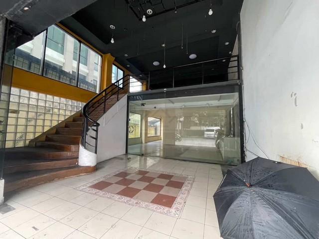 ให้เช่าอาคาร 4 ชั้น ไม่รวมชั้นลอย 30 ตรว. ถนนศรีวรา ตรงข้าม Makro บดินทร์ ใกล้ รร. บดินทรเดชา 2