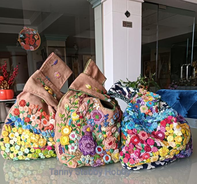 กระเป๋าฝ้ายคล้องข้อมือ ปักมือลายดอกไม้ รูปที่ 3