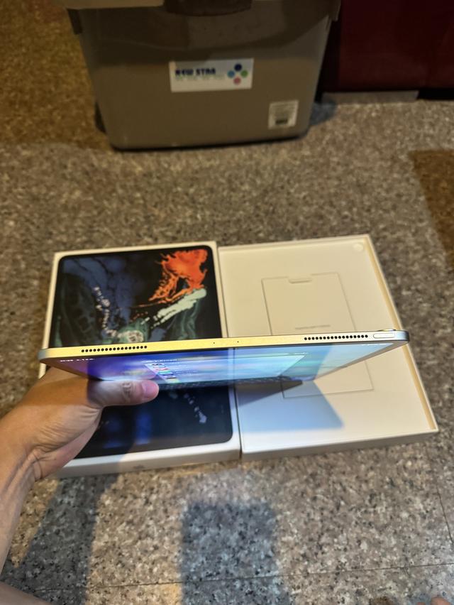 ขายๆๆๆถูกๆๆiPadPro12.9สีหายากSilver256กิ๊กWifi Only มีกล่องอีมี่ตรงใช้งานดีทุกๆฟังชั่นสูนTrueทุกๆฟังชั่นรีสโตได้ตลอดไม่มีติดไอคราว Model TH/A  สภาพ: 9 3
