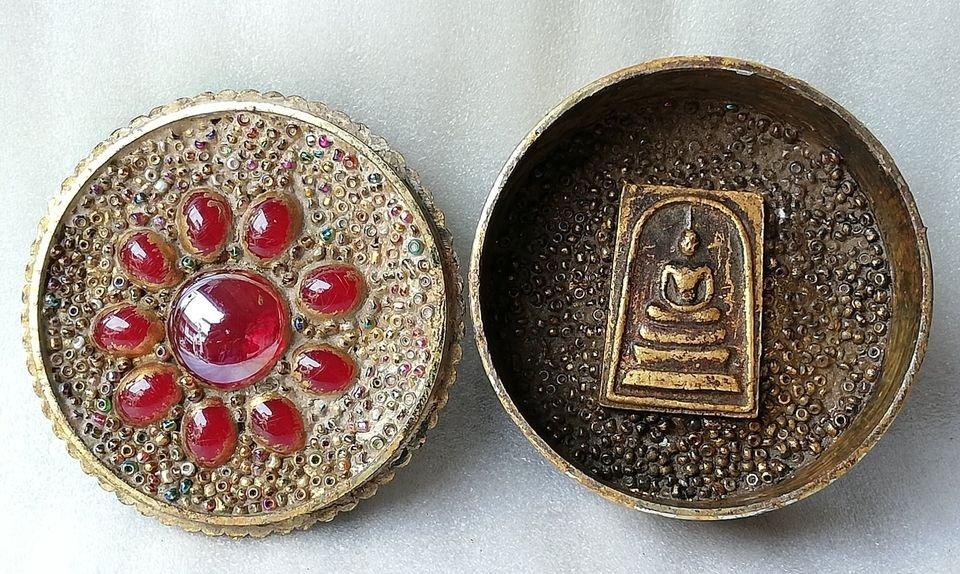 ตลับสมเด็จโตลายไทย ประดับพลอยสีเคลือบทอง-ตลับพระสมเด็จโตลายฉลุทรงหัวใจ