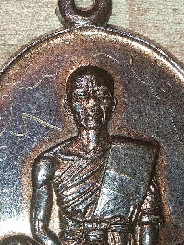 🚨เหรียญ หลวงพ่อคูณ ปริสุทฺโท วัดบ้านไร่ จังหวัดนครราชสีมา รุ่นสร้างบารมี ปี19 เนื้อทองเเดงรมดำ โค๊ดตอก จารมือหน้าเเละหลัง สภาพสวยเดิมคมชัด  3
