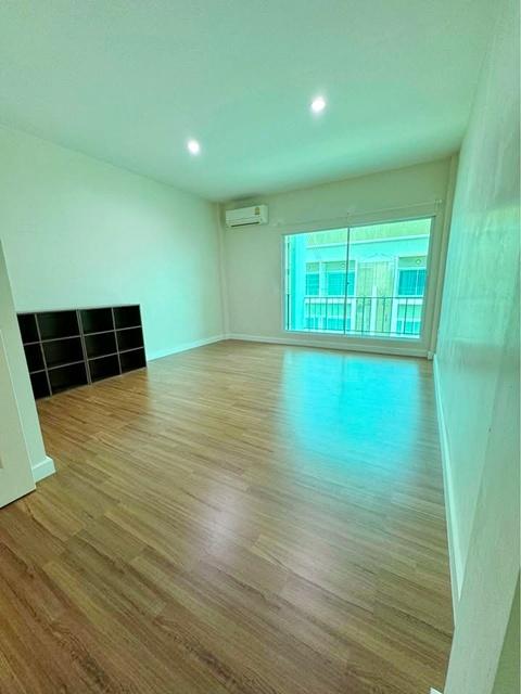 MRT สัมมากร 1 กม.เตรียมอุดมศึกษาน้อมเกล้า ให้เช่าทาวน์โฮม 3 ชั้น พร้อมเฟอร์ฯ 204 ตร.ม.17 ตร.วา. 3 นอน 3 น้ำ ซ.รามคำแหง 1 5