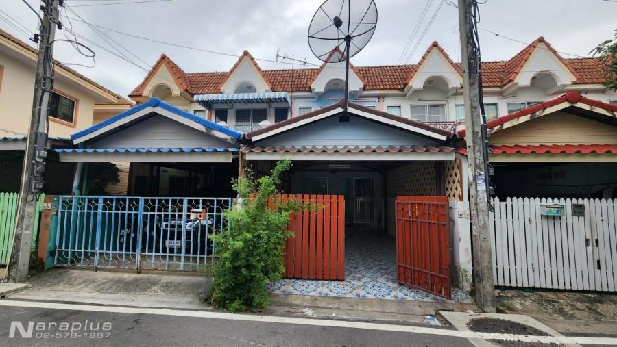 68080998 : ขายทาวน์เฮ้าส์ 2 ชั้น บนที่ดินขนาด 17 ตรว. หมู่บ้านรินทิชา ถนนแพรกษา 11 ( ซอยมังกร ) สมุทรปราการ