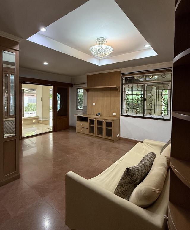 ให้เช่า บ้านหรู หมู่บ้านแกรนด์คาแนล ประชาชื่น 94 ตารางวา 5 นอน 2 ชั้น 3