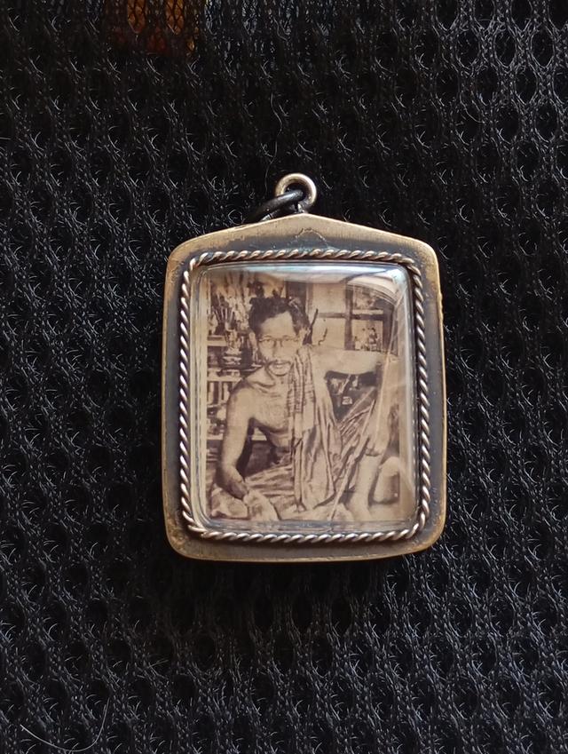 พระอาจารย์เที่ยง หลังมีจาร์