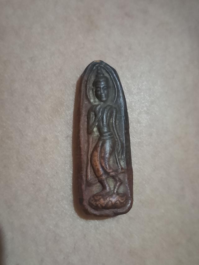 พระกำแพงลีลา เม็ดขนุน ซึ่งเป็นพระเครื่องที่มีชื่อเสียงและเป็นที่นิยมอย่างสูงในประเทศไทย เป็นหนึ่งในพระเครื่องชุดเบญจภาคี หรือ "ขุนพลพระเครื่อง" แห่งล