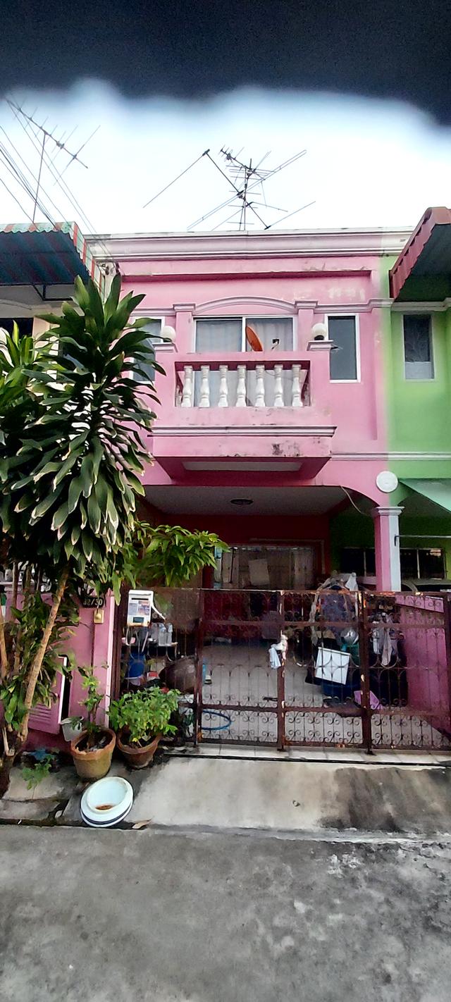 ขายบ้านทาวเฮาส์ 2 ชั้น 16 ตรว หมู่บ้านบัวงาม 3  ใกล้วัดบางหัวเสือ ติดถนนเมนไปวัดบางหัวเสือ อาย บ้าน ประมาณ 20 กว่าปี  กั้นห้องครัวด้านหลังเเล้ว 1