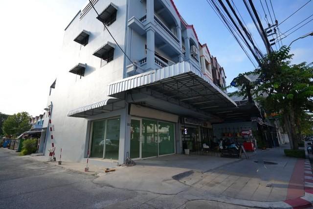 ให้เช่าอาคารพาณิชย์4ชั้น หลังมุม ติดริมถนนใหญ่ ลาดพร้าว-วังหิน ใกล้ตลาดนัด เหมาะสำหรับทำออฟฟิศ ร้านอาหาร โชว์รูม 3