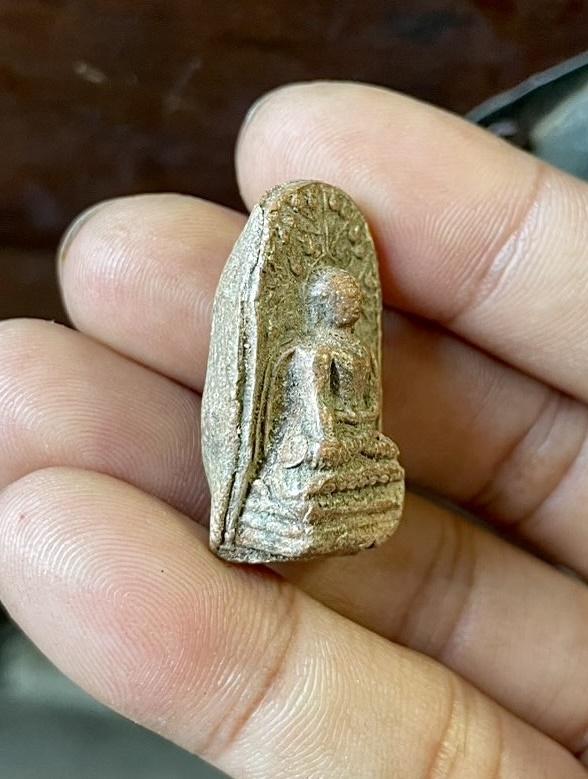 พระคงลำพูน กรุเก่า เนื้อดิน วัดพระคงฤๅษี สีพิกุลค่อนสีเนื้อ 5