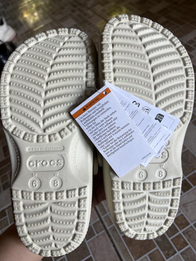 รองเท้า crocs คลาสสิคสีครีม รูปที่ 3