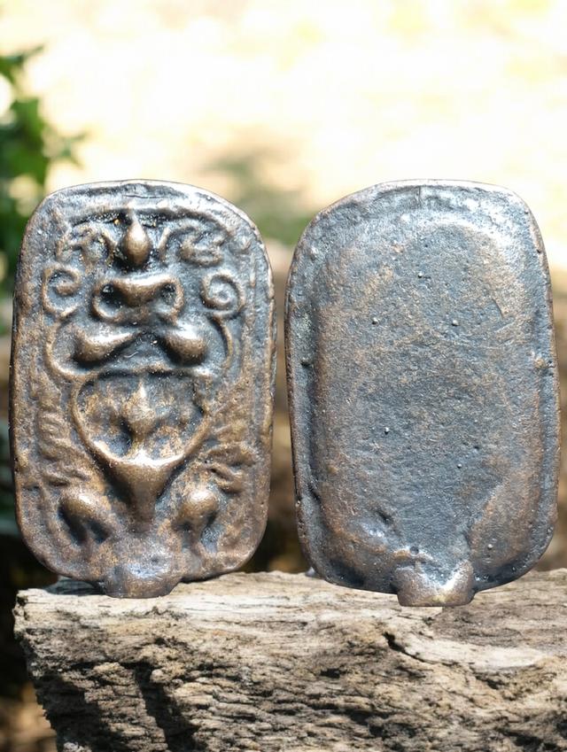 เหรียญหล่อโบราณ หลวงพ่อโบ้ย วัดมะนาว พิมพ์ทรงครุฑรายละเอียดองค์นี้กระแสออก เนื้อสำริด มีพรายเงินขึ้นบางๆ ตามองค์พระ คราบขี้เบ้ายังพอมีติดให้เห็น