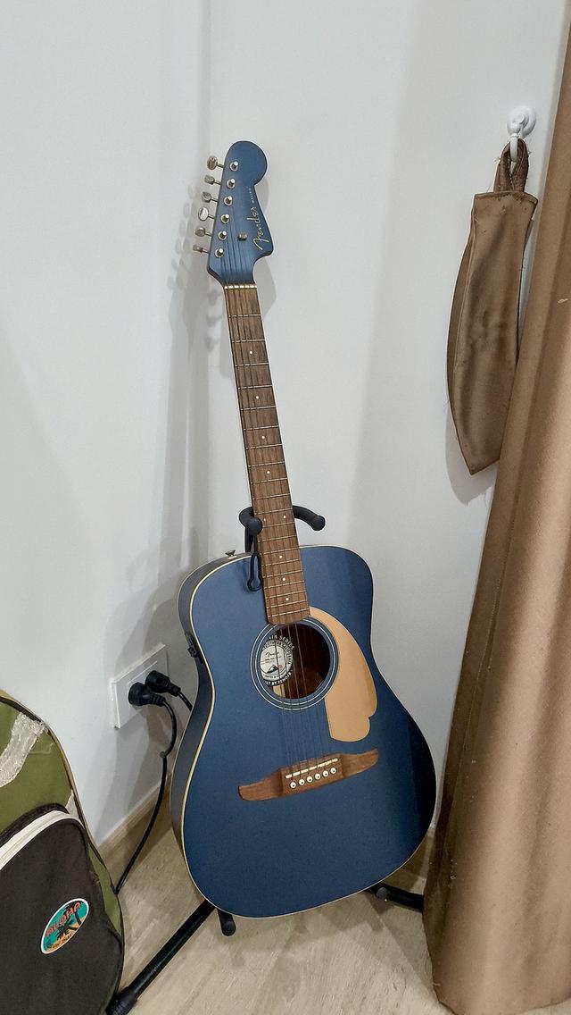 กีต้าร์โปร่งไฟฟ้า Fender Malibu player
