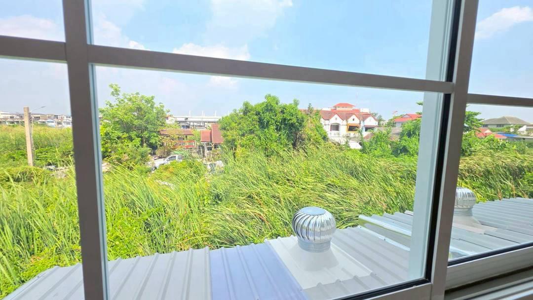 หมู่บ้านธารทอง2  ซอยวัดลาดปลาดุก ทาวน์เฮาส์ 2 ชั้นหลังมุม หน้าบ้านหลังบ้านไม่ชนใคร ห่างจากปากซอยวัดลาดปลาดุกเพียง 1 กม. 18
