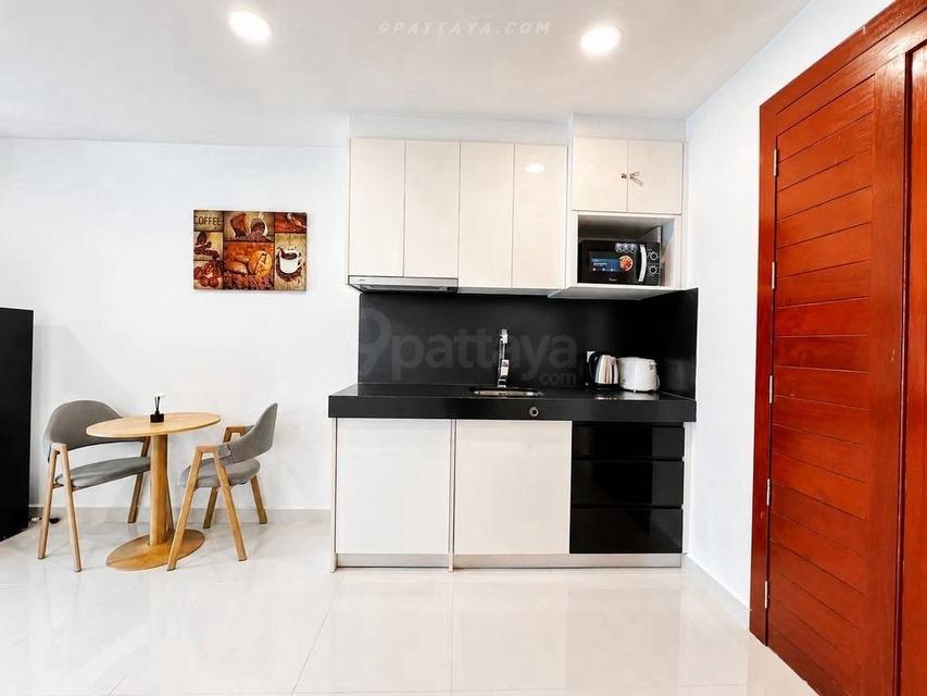 For Sale — Beachfront Studio Condo with Pool and Sea View at Club Royal PattayaStudio condo for sale at Club Royal Condominium, located in beachfront 3