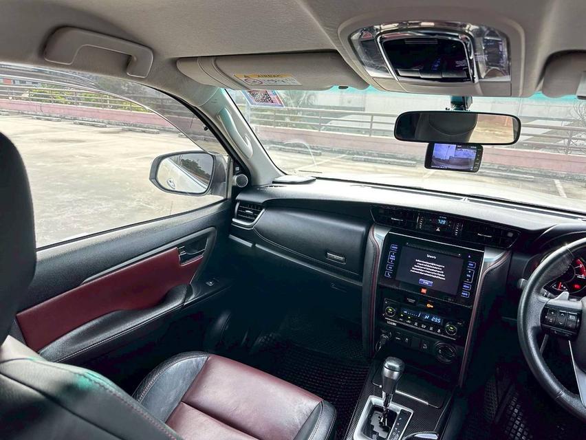 Toyota Fortuner 2.8 TRD เกียร์ออโต้ 4WD สีขาวมุก ปี 2017 จด2017 แท้ 12