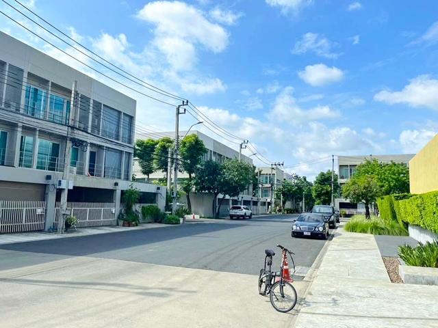 เดอะไนน์ พระราม 9 1.2 กม. พัฒนาการ18-26 พระราม9 ARL รามคำแหง 1.8 กม. ให้เช่าทาวน์โฮม 3 ชั้น 3 นอน 3 น้ำ 6