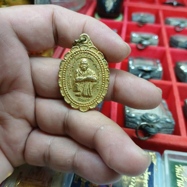 เหรียญหลวงพ่อคูณ ปริสุทโธ วัดบ้านไร่ อ.ด่านขุนทด จ.นครราชสีมา รุ่นคูณมหาลาภ รูปที่ 4