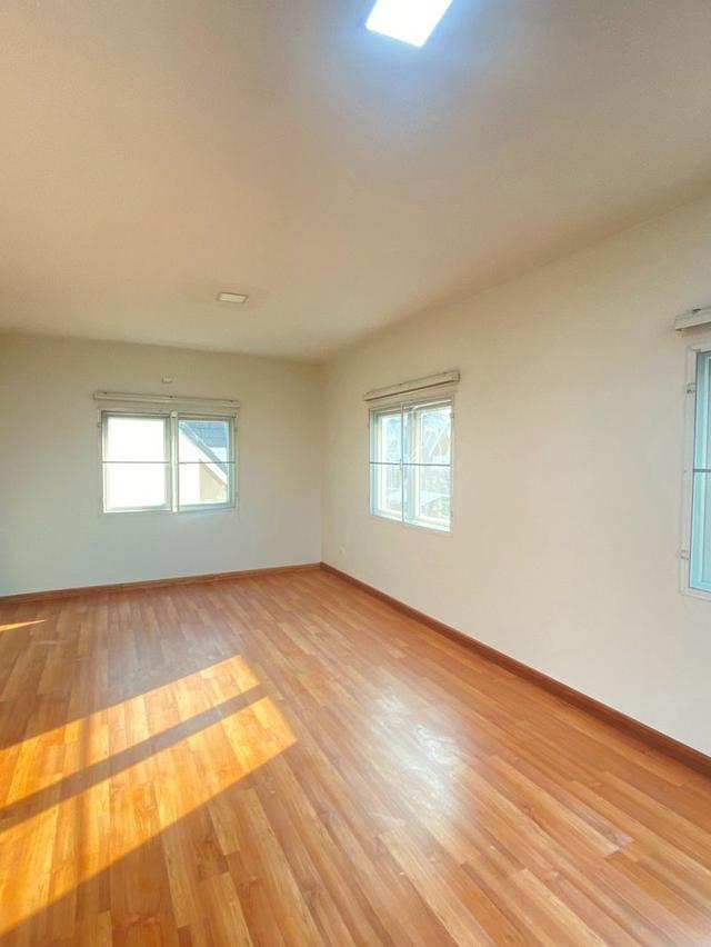 ขายทาวน์โฮม 3 ชั้น หลังมุม  เนื้อที่ 30.3 ตร.วา  หมู่บ้านเมอริทเพลส 2  ถนนลาดพร้าว 101 ซอย 39 แขวงวังทองหลาง 10