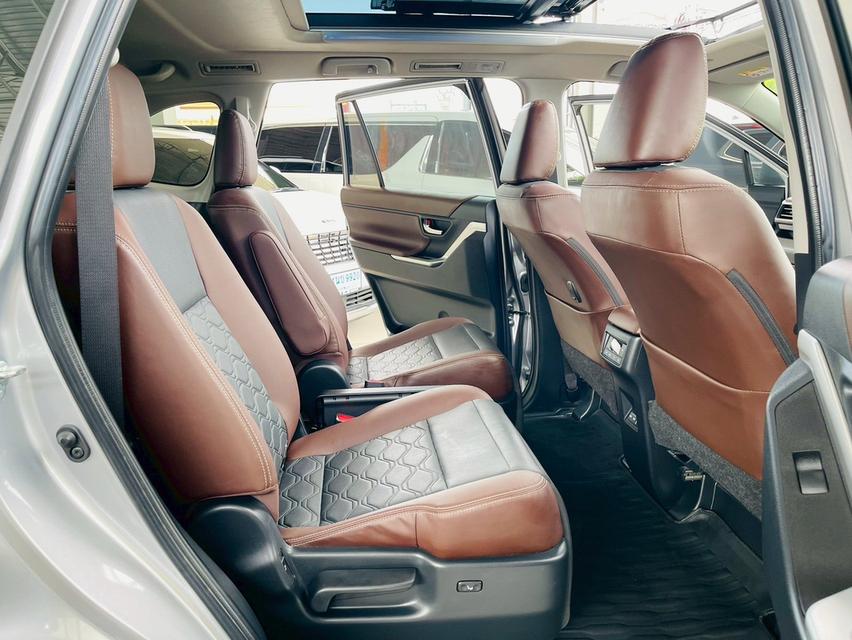 Toyota Innova 2.0 Zenix HEV Premium 2023 14