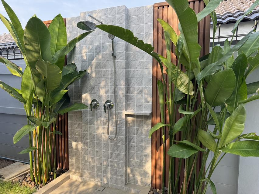 ขายบ้านเดี่ยวพร้อมสระว่ายน้ำใกล้หาดจอมเทียน 3 ห้องนอน 4 ห้องน้ำโรงจอดรถ จอดได้ 2 คัน อยูในโครงการหมู่บ้านมียาม 24 ชม. มีนิติบุคคล 5