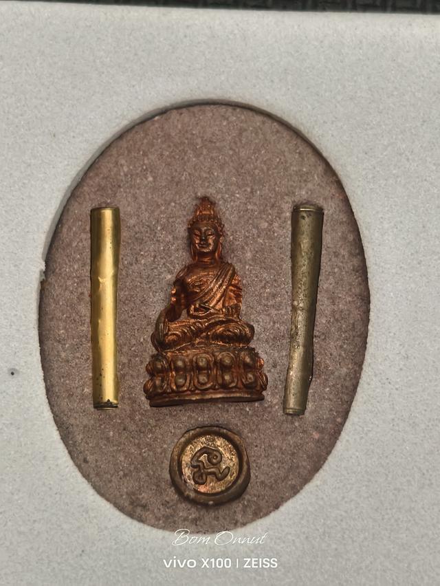 ล็อคเก็ตสมเด็จพระเจ้าตากสินมหาราช ฝังตะกรุดคู่พระพุทธ พร้อมหัวนะโม พอกมวลสาร รุ่น รวยเงินล้าน ปี 2553วัดนาคกลางวรวิหาร กทม