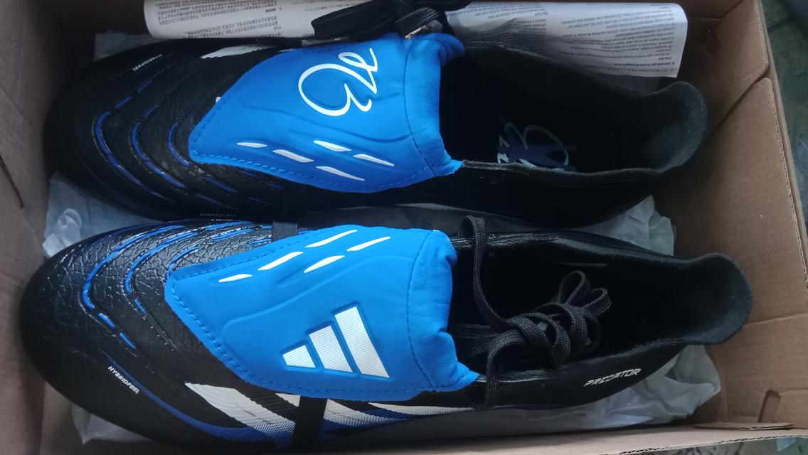 รองเท้าสตั้ดadidas predatorซื้อมาใส่ไม่ได้