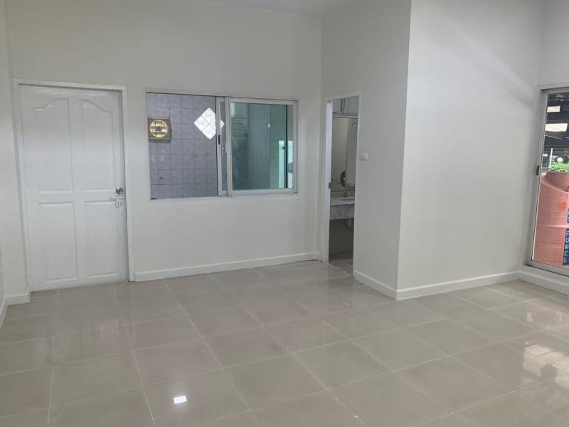 ขาย:บ้านทาวน์เฮ้าส์ หน้ากว้าง 6.5 เมตร ,สูง 3 ชั้น หมู่บ้านนีโอ คลาสสิค โฮม (Neo Classic Home ) ถนนรามอินทรา 5