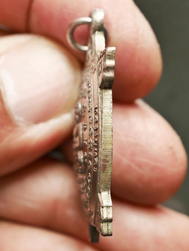 เหรียญพญาเต่า รุ่นไตรมาส หลวพ่อหลิว ออกวันหนองอ้อ โพธราม ราชปุรี ปี 2536 8