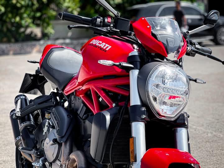 Ducati Monster 821 สีแดง 14