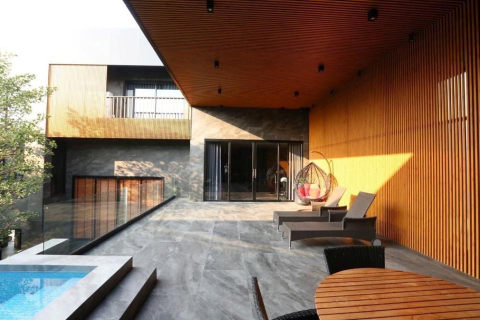 ขายบ้านเดี่ยว 3 ชั้น ลาดพร้าว 71 นาคนิวาส 48 พื้นที่ 1,300 ตร.ม. ที่จอดรถ 11 คัน มีสระว่ายน้ำ 1