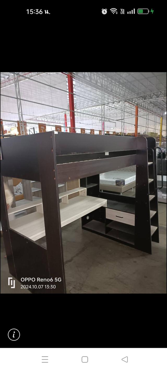 เตียงนอนมีโต๊อ่านหนังสือ