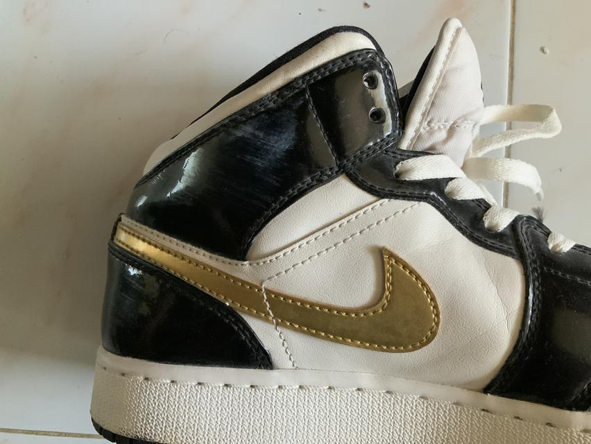 Jordan 1 Mid Patent Black White Gold รูปที่ 2
