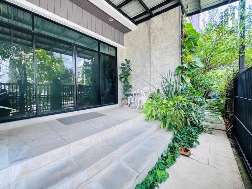 ขายบ้านเดี่ยวหมู่บ้าน “ดิเอ็กซ์คลูซีฟ ปิ่นเกล้า ทวีวัฒนา” ถนนเมน หลังใหญ่ พร้อมห้องอเนกประสงค์ 2