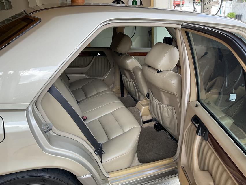 ขายรถยนต์ Mercedes Benz e220 สีทรายทองสภาพสวยมาก 12