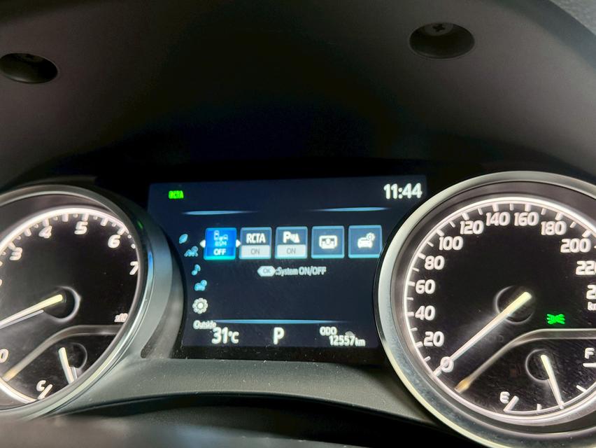 2023 Toyota Camry 2.5 sport เบนซิน ไมล์ 10,000 km.  19