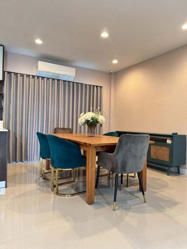 ให้เช่าบ้านเดี่ยว 2 ชั้น เศรษฐสิริ กรุงเทพกรีฑา พื้นที่ 85 ตร.ว.  318 ตร.ม 4 ห้องนอน 5 ห้องน้ํา 3 ที่จอดรถในบ้าน พร้อมเฟอร์ เข้าอยู่ได้เลย 9