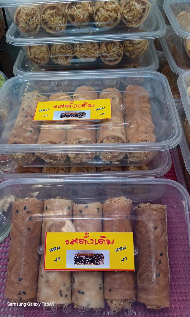 ขนมหมี่ม้วนชวนชิม(เป็นทองม้วนสอดไส้หมี่กรอบ)มี8รสชาดคือรสดั้งเดิม,รสสับปะรด,บลูเบอร์รี่,ชามะนาว,ชาเขียวมะนาว,มะม่วง,บ๊วย,พริกเผา รูปย่อยที่ 3