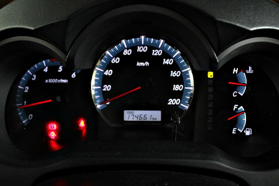 2014 Toyota Fortuner 3.0 V VN Turbo 2WD สีขาว เกียร์อัตโนมัติ 5 Speed สวยมาก ราคาคุยได้ รูปที่ 13
