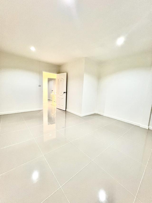 ขายบ้านทาวน์เฮาส์รีโนเวทใหม่ "หน้าบ้าน-หลังบ้านไม่ติดกับใคร" ความเป็นส่วนตัวระดับ 10 เต็ม 10! ✨  📍 พหลโยธิน 52 แยก41(สะพานใหม่) - เดินทางง่าย ใกล้BTS 10