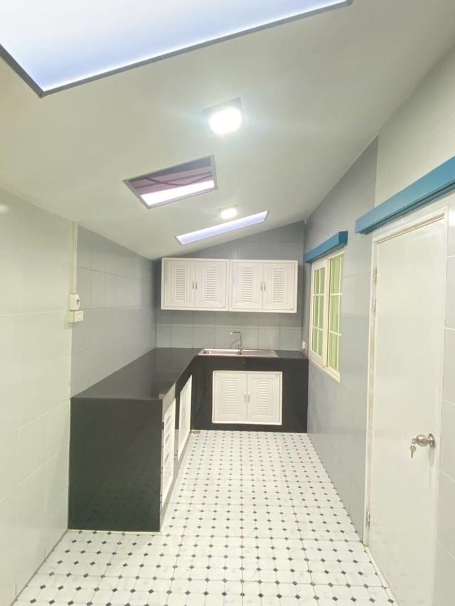 ขายทาวน์เฮาส์ 2 ชั้น เนื้อที่ 27.1 ตร.วา หลังมุม หมู่บ้านเดอะโกลเด้น ทาวน์ อ่อนนุช-พัฒนาการ ซ.7/4 ซอยอ่อนนุช 65 แขวงประเวศ เขตประเวศ กร 6